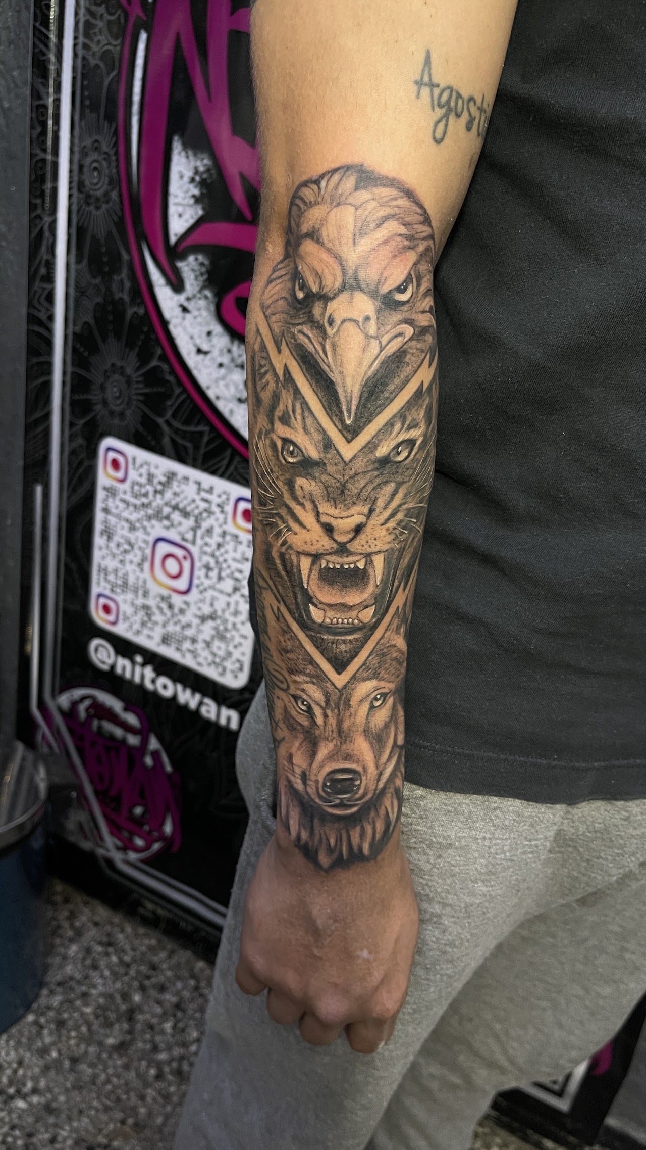 Sleeve con águila, león y lobo en brazo, estilo realismo black and grey