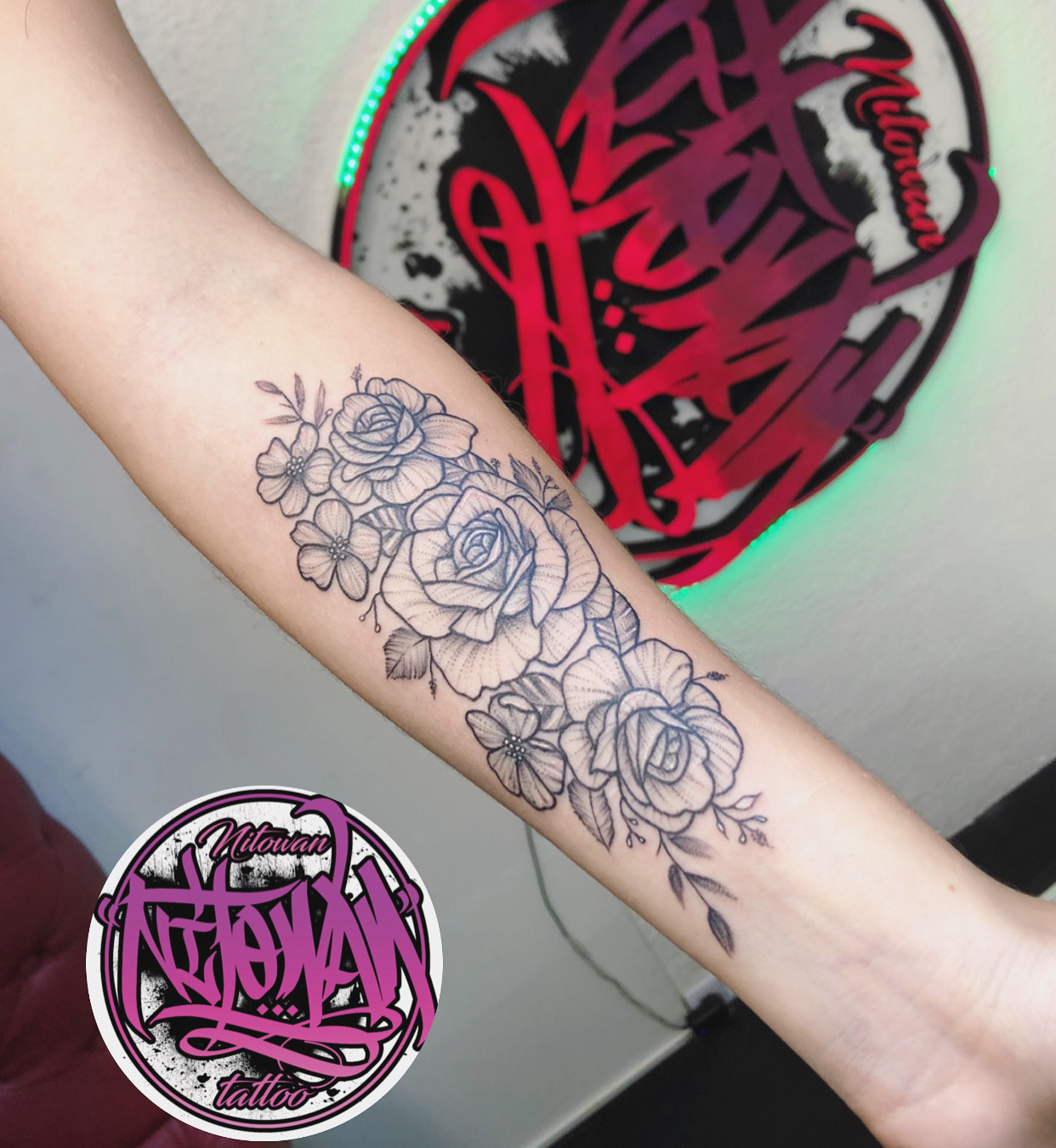 Tatuaje de rosas en trazo fino sobre antebrazo