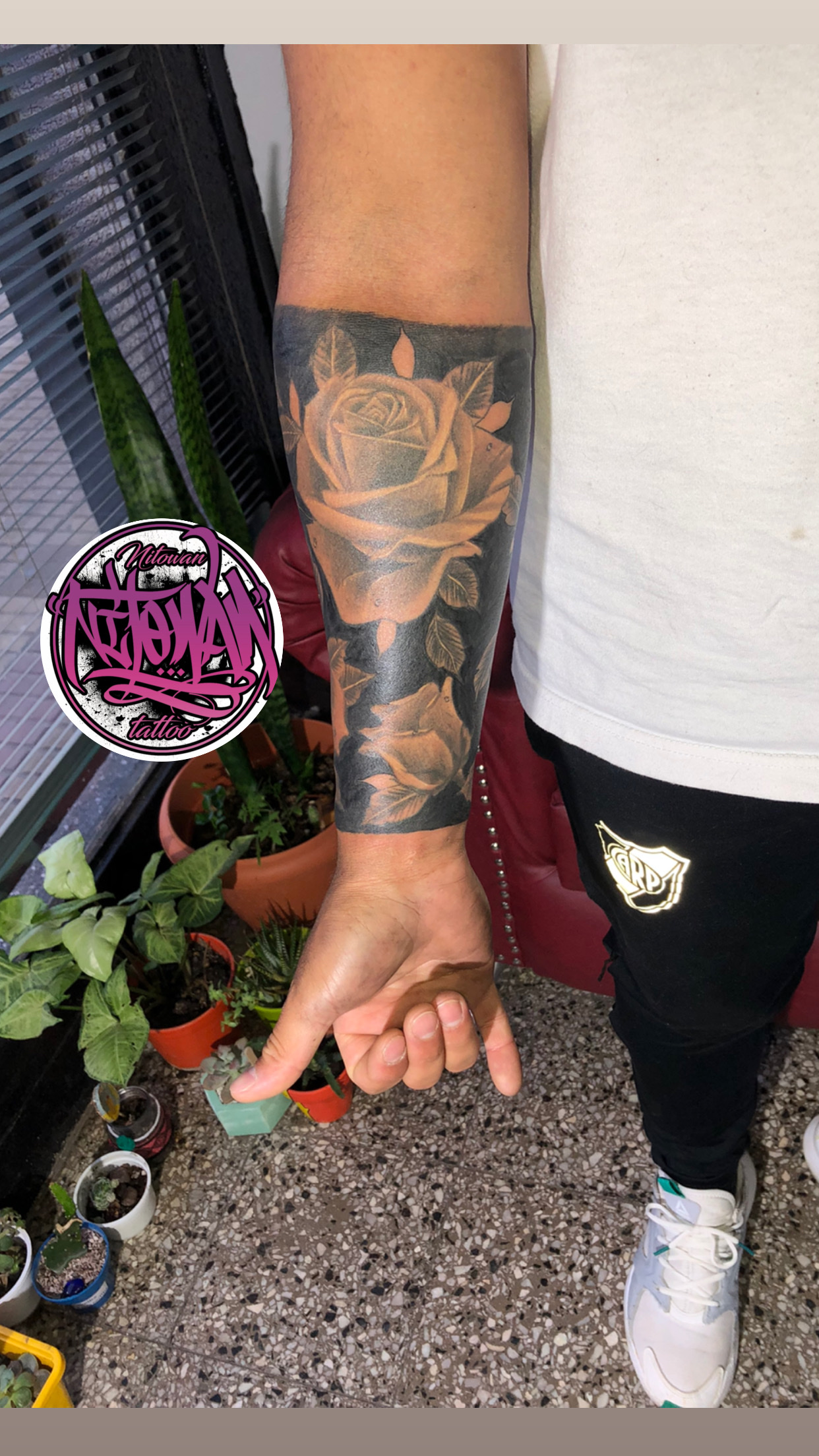Tatuaje realista de rosa en antebrazo, estilo black and grey