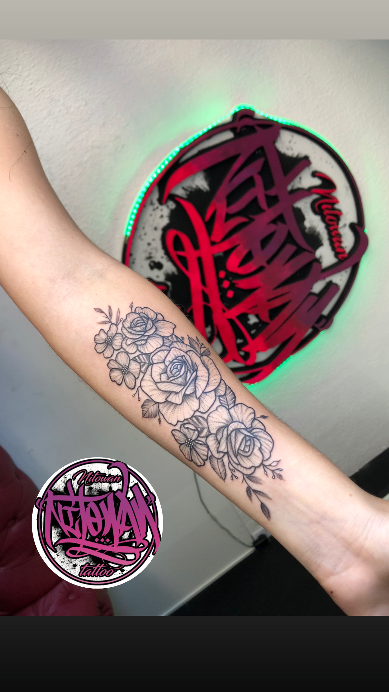 Ramo de rosas en trazo fino sobre antebrazo